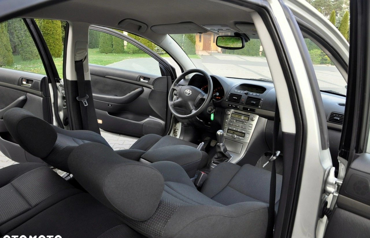 Toyota Avensis cena 17900 przebieg: 211258, rok produkcji 2005 z Dzierzgoń małe 742